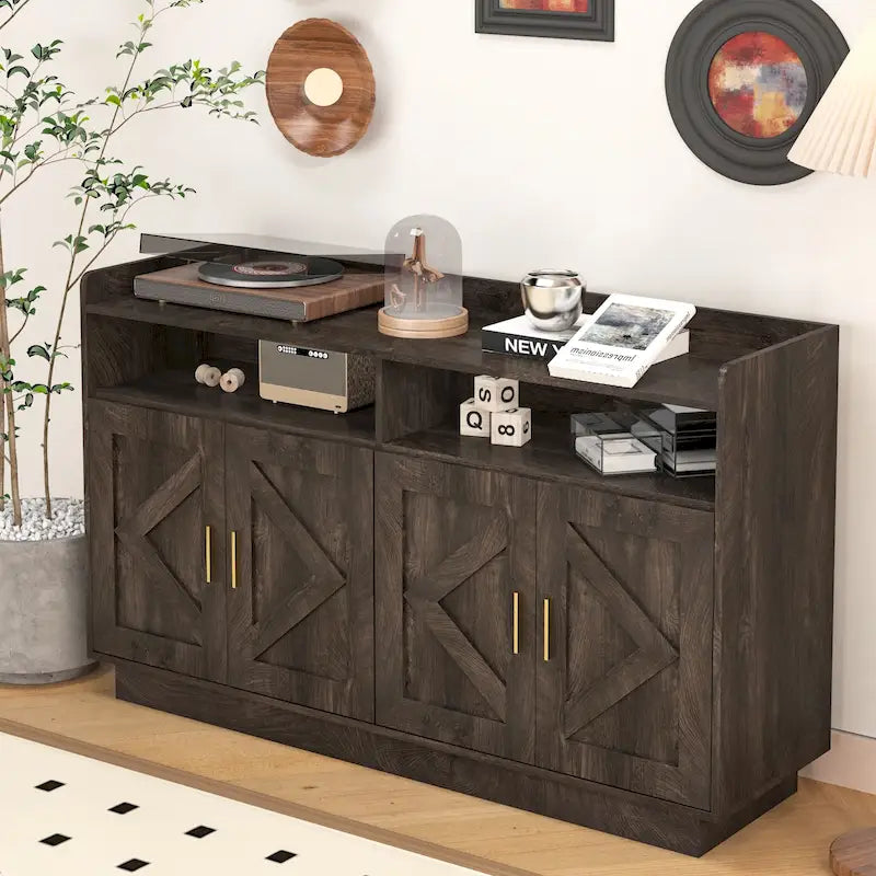 Credenza contenitore buffet con pannelli decorativi sulle ante e maniglie in metallo