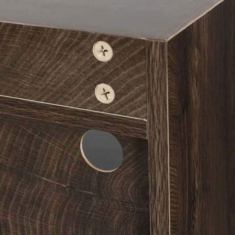 Credenza contenitore buffet con pannelli decorativi sulle ante e maniglie in metallo