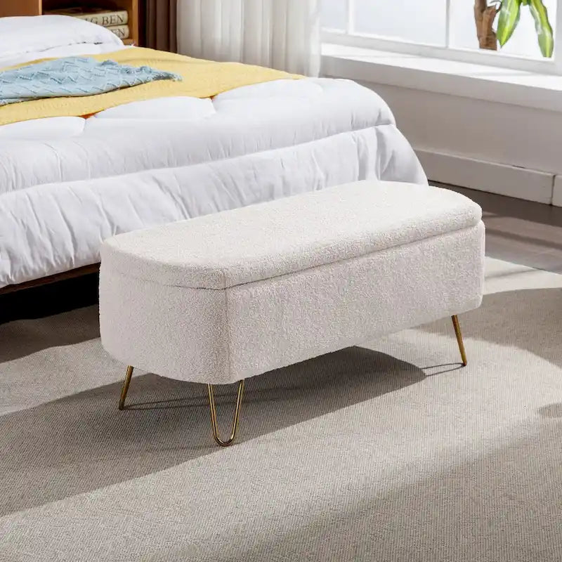 Opbergbank-ottoman voor aan het voeteneinde van het bed met gouden poten, moderne gebroken witte entreebank met bekleding, kussens en opbergruimte