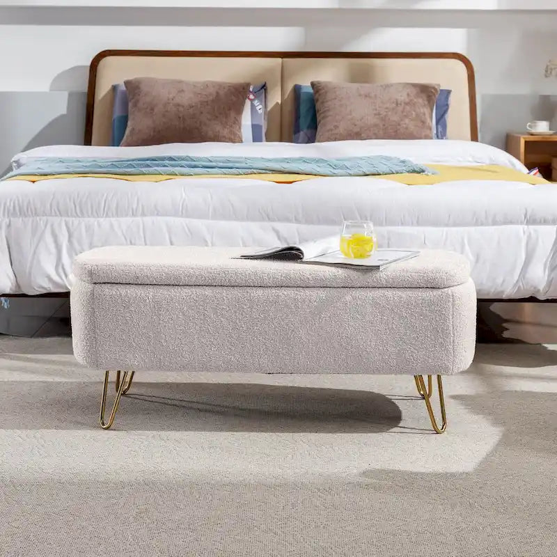 Banco otomano de almacenamiento para el pie de la cama con patas doradas, banco moderno tapizado y acolchado color blanco marfil para la entrada