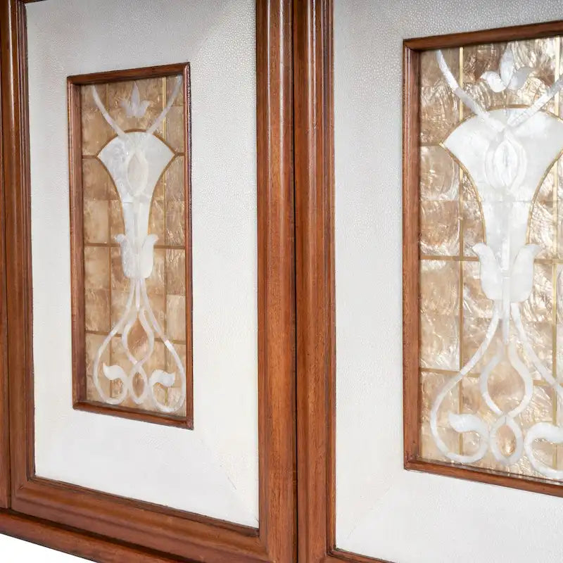 Credenza in legno marrone con pannelli delle ante in pelle e conchiglia Capiz