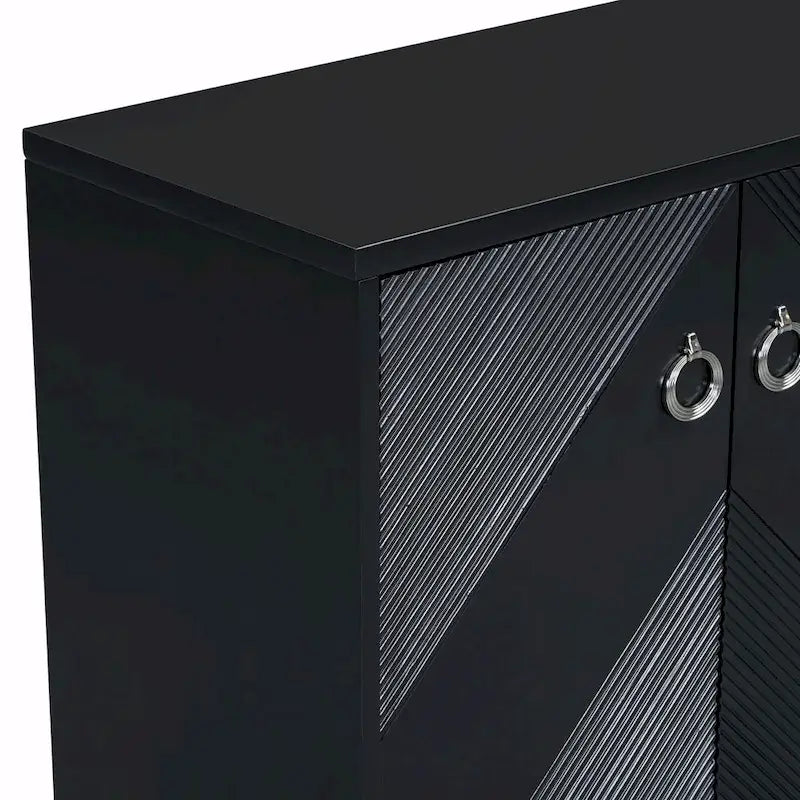 Schrank im Light-Luxury-Stil mit geometrischen Mustern