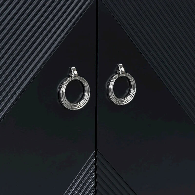 Schrank im Light-Luxury-Stil mit geometrischen Mustern